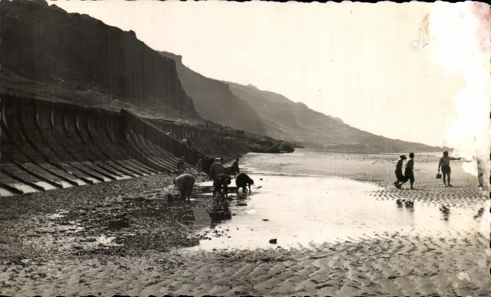 Villers-sur-Mer — falaises et plage avec personnes — Éditions Chantal - Paris, n° 3306 - Vorderseite