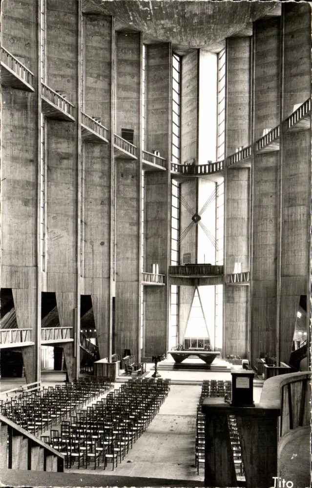 Interior da Igreja Nossa Senhora — Royan — Foto Tito - Frente
