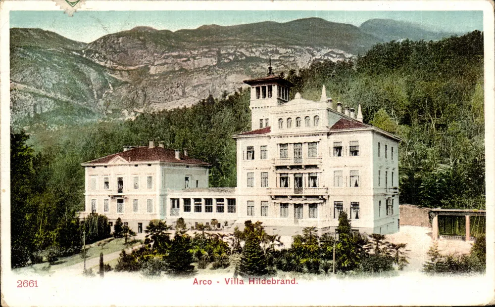 Arco - Villa Hildebrand — vista do edifício e do paisagem montanhosa — editor desconhecido, n° 2661 - Frente
