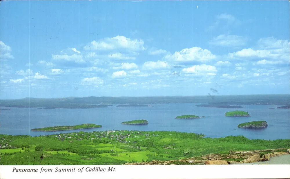 Panorama vom Gipfel des Cadillac Mt. — Nationalpark Acadia, Maine — Foto Paul A. Knaut, Jr. — ME1568 - Vorderseite