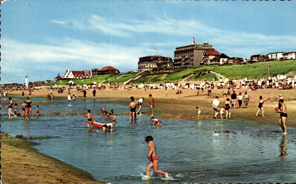 Strandplein en Noordwijk aan Zee — playa animada con edificios y banderas — editor MUVA - Anverso