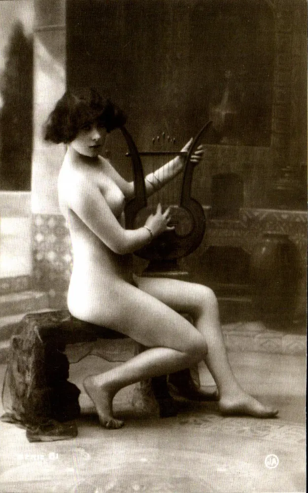 Mulher nua tocando uma lira — fotografia artística — JA, n° 336 - Frente