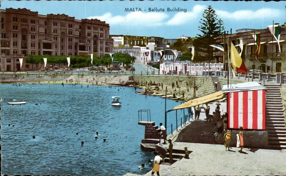 Malta - Edifício Balluta — vista do porto com banhistas e kiosque listrado — editor A.B.C. Library, Valletta - Frente
