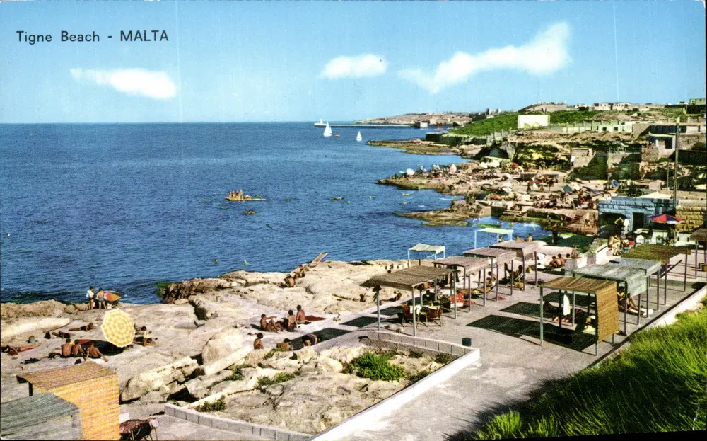 Praia de Tigne - MALTA — vista de praia com banhistas e barcos a vela — editor Royalcolor, n° 13486 - Frente