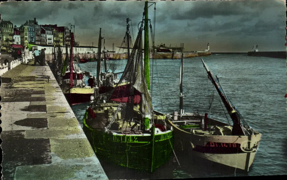 Le Tréport (S.-I.) — Navios no cais — Éd. G.ALF, 30 rue Crépon, Paris - Frente