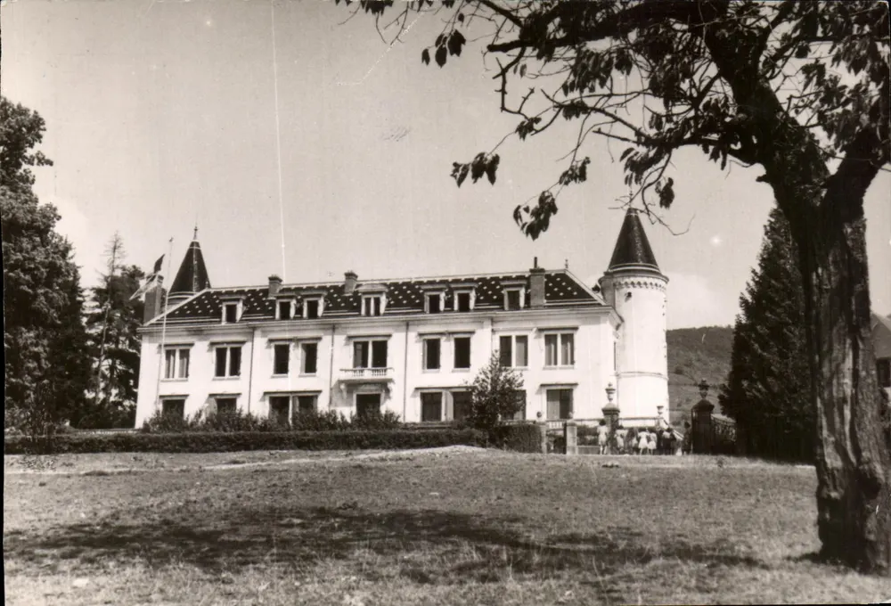 Les Ardillats perto de Beaujeu (Rhone) — O Castelo — Carta postal - Frente