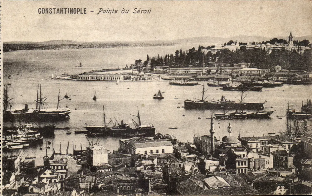 Constantinopel - Punta del Sérail — uitzicht op de haven en gebouwen - Voorkant