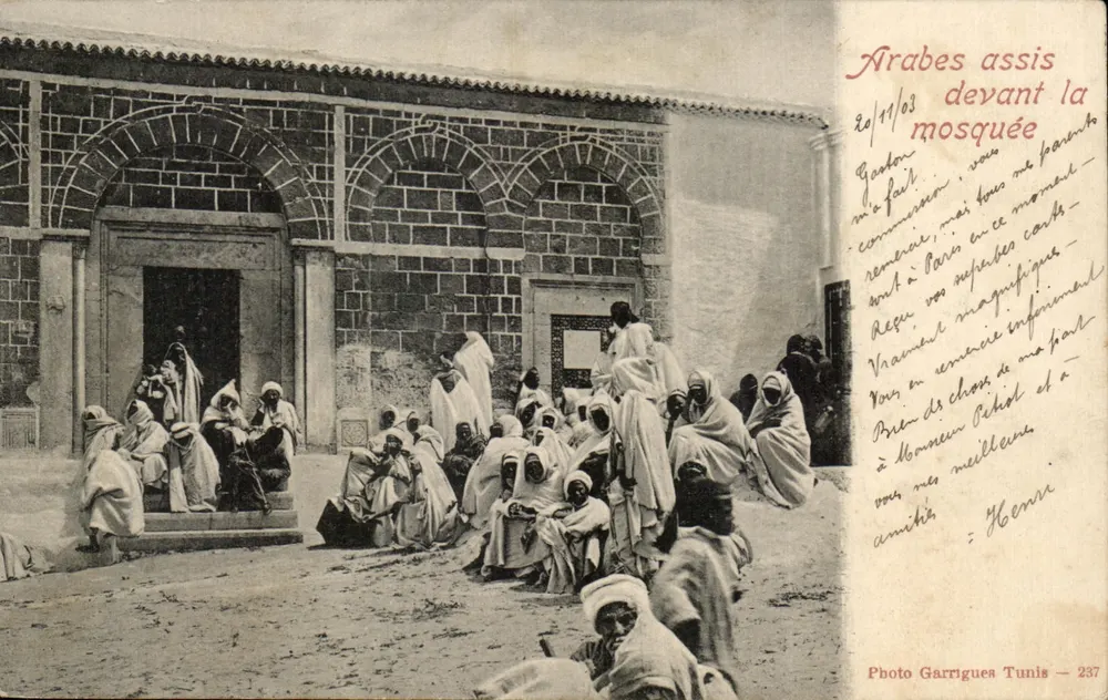 Arabi siedzący przed meczetem — Fotografia Garrigues Tunis — 237 - Awers