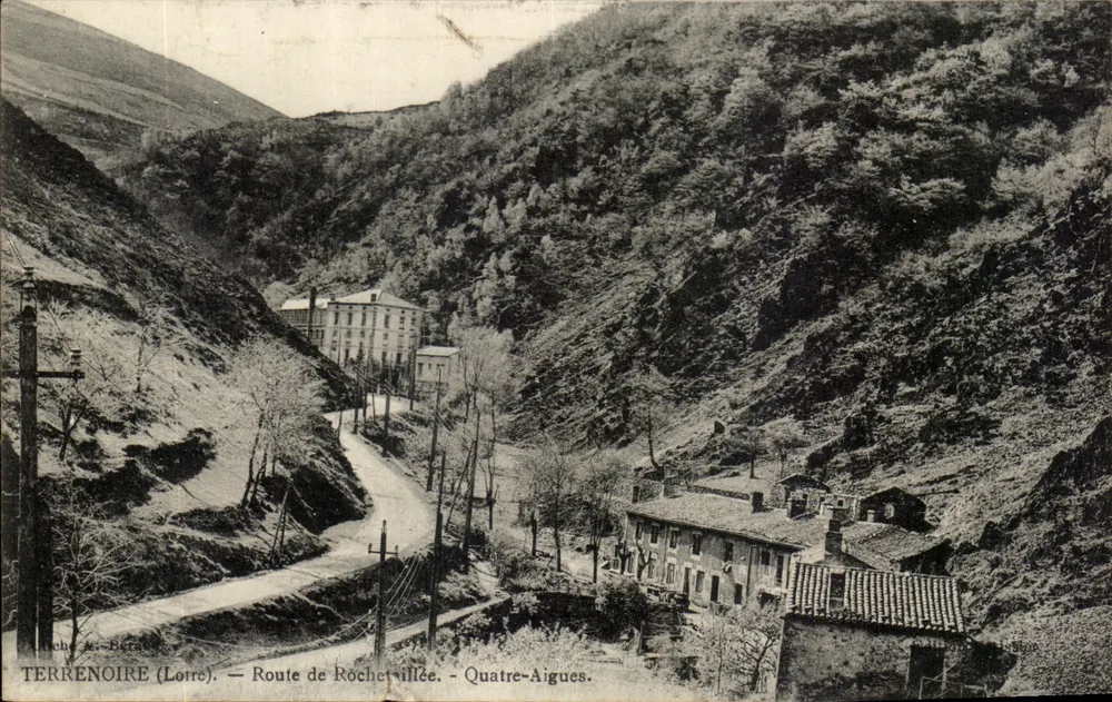 Terrenoire (Lotre) — Straße nach Rochetvillée - Quatre-Aigues — Ansicht der Straße und Häuser - Vorderseite