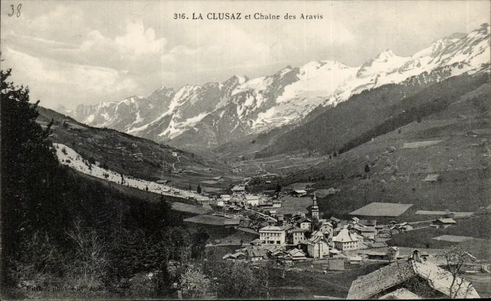 La Clusaz en de Aravis-reeks — panoramische weergave — Pucher fot. edit. Aubervilliers - Voorkant