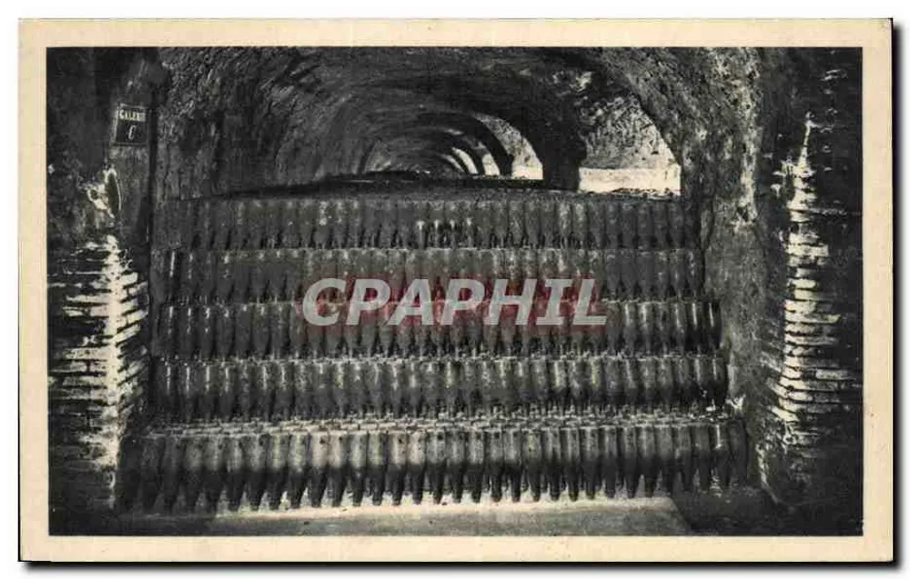 Sótão de porão — fileiras de garrafas — A. Dreger Frères, Cachan (Seine) - Frente