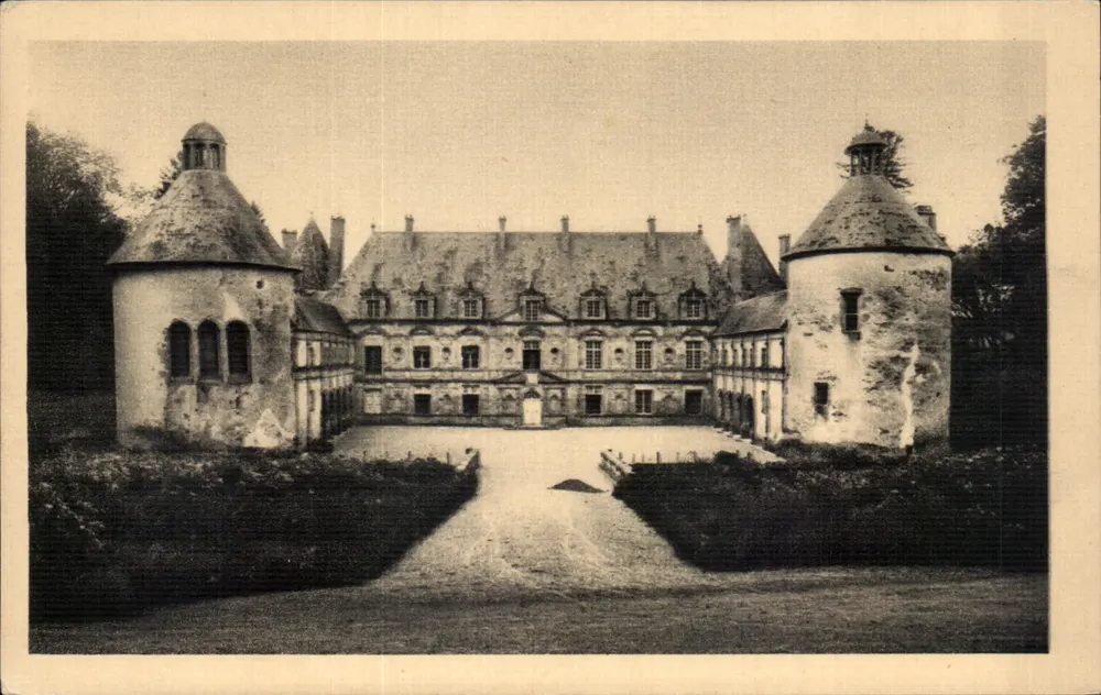 Schloss Bussy-Rabutin — Cour d'honneur — Service Commercial Monuments Historiques, Paris - Vorderseite