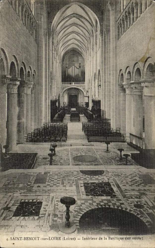 Saint-Benoît-sur-Loire (Loiret) — Interior da Basílica (século XI) - Frente