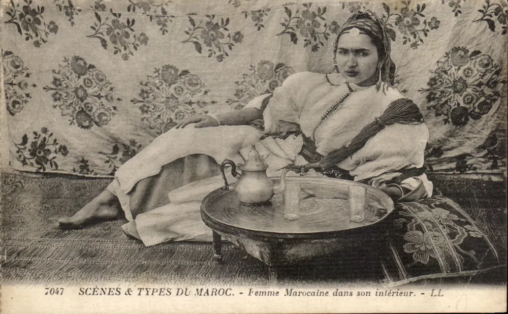 Marokkanische Frau in ihrem Inneren — SCÈNES & TYPES DU MAROC — LL — n° 7047 - Vorderseite