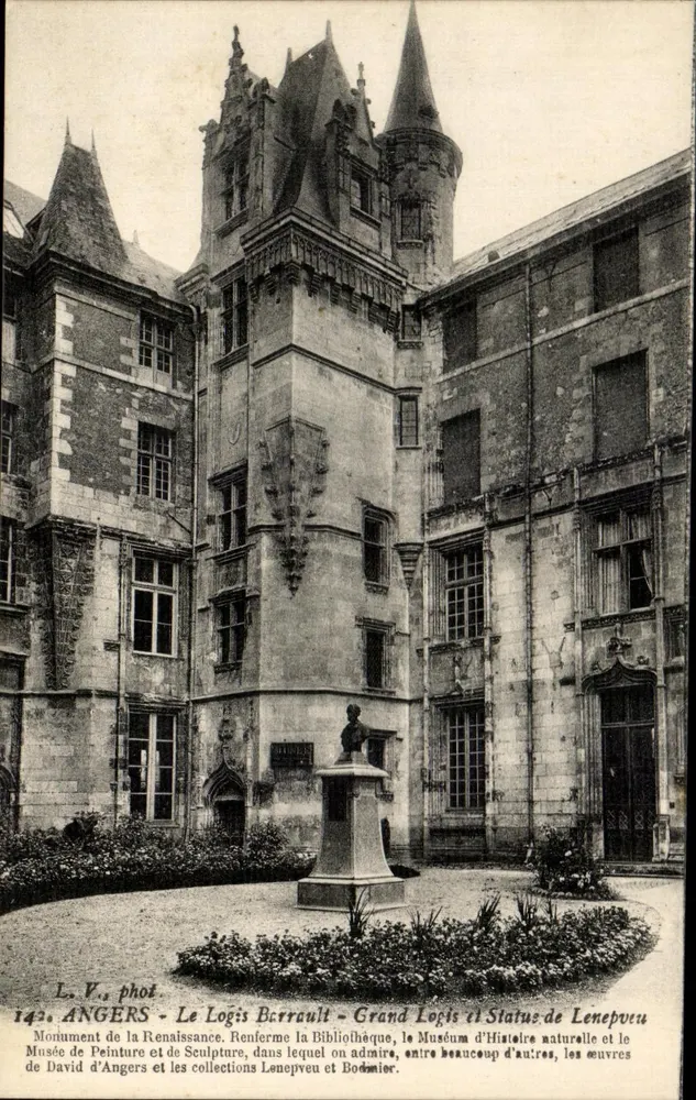 Angers — Le Logis Barrault — Grand Logis und Statuen von Lenepveu - Vorderseite