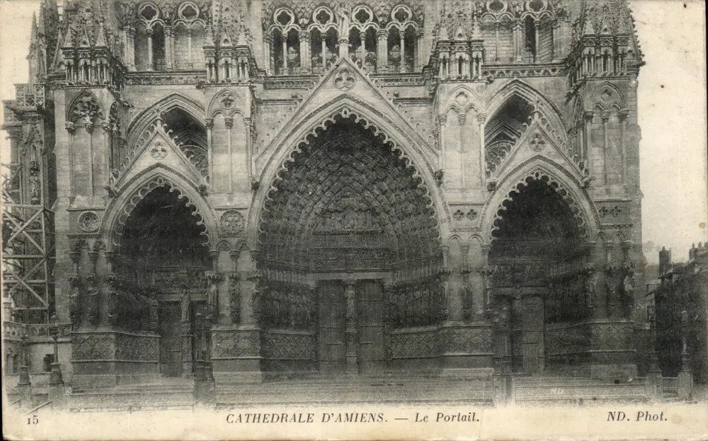 Catedral de Amiens — O Portal — ND. Fot. - Frente