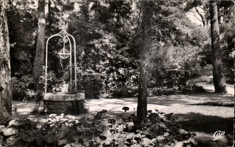 Brunnen in einem bewaldeten Park — La Baule-les-Pins — Verlag Cap - Vorderseite