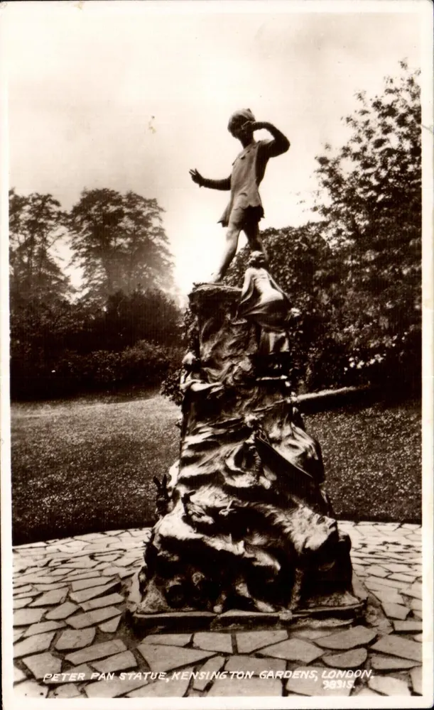 Statue von Peter Pan — Kensington Gardens, London — Valentine & Sons, Ltd. - Vorderseite