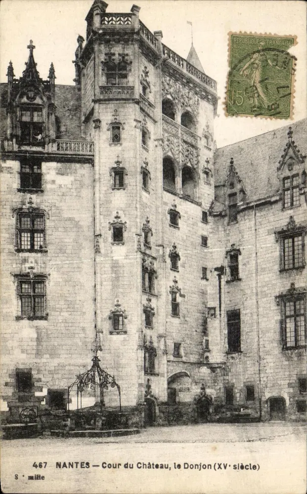 NANTES — Cour do Castelo, o Donjon (século XV) - Frente