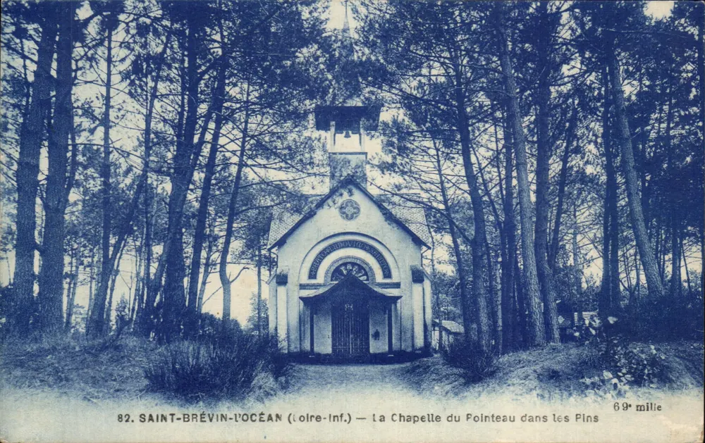 Saint-Brevin-l'Océan (Loire-Inf.) — Ansicht der Kapelle des Pointeau unter den Kiefern — F. Chapeau, Nantes - Vorderseite