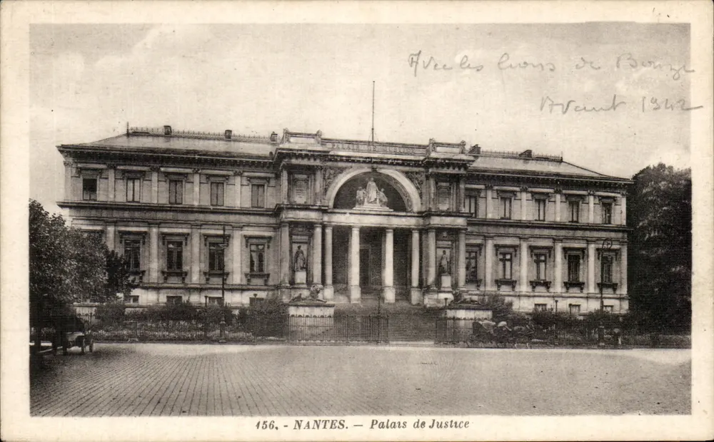 NANTES — Palácio de Justiça — Com os Leões de Bérage - Frente