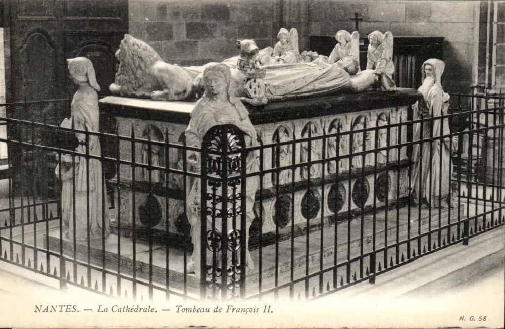 NANTES — Ansicht der Kathedrale — Grabmal von François II. - Vorderseite