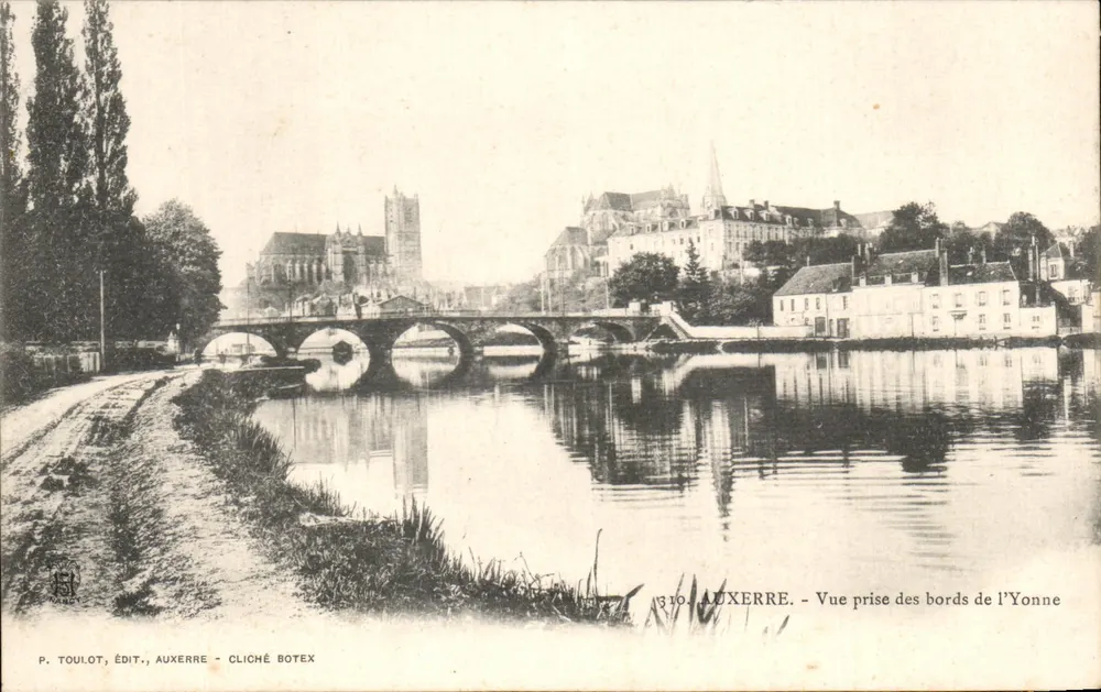 Auxerre — Blick vom Ufer der Yonne — P. Toulot, Verlag, Auxerre - Cliché Botex - Vorderseite