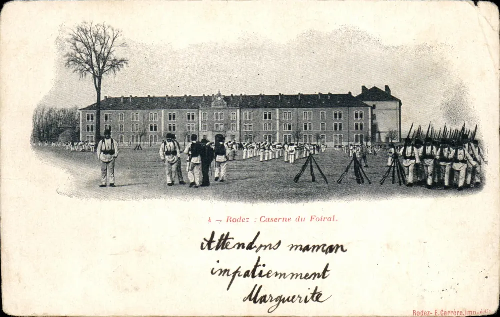 Rodez - Caserne du Foiral — soldats en formation devant un bâtiment militaire, éditeur Rodez-E. Carrère imo-édit. - Frente