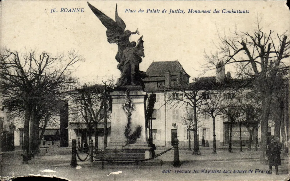Roanne — Place du Palais de Justice, Monument des Combattants — Edit. spéciale des Magasins Aux Dames de France - Vorderseite