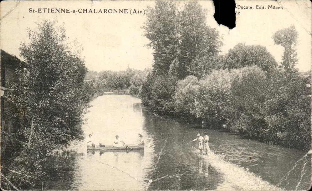 St-ÉTIENNE-s-CHALARONNE (Ain) — vue du canal avec pêcheurs et bateau — éditeur DUCORÉ, MÂCON - Awers