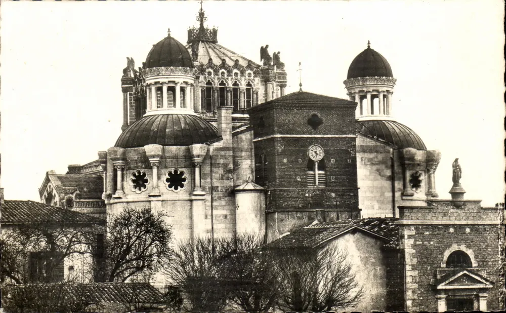 Ars (Ain) — Die Basilika und die alte Kirche von Ars — Cliché VILLARD — Ars - Vorderseite