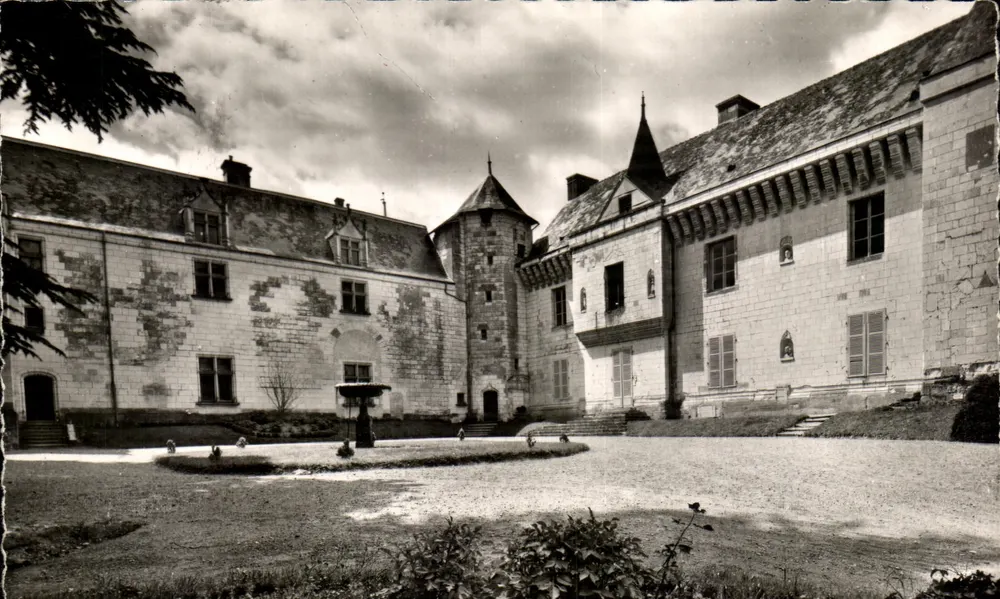 O Castelo (século XV) — Cour intérieure — Edição Jules Charpentier & Bernard - Frente