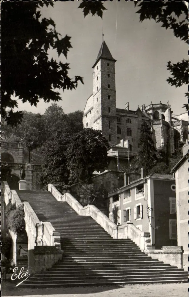 Der monumentale Treppenaufgang und die Turm von Armagnac — Montmorency (Gers) — L. CHATAGNEAU 92, Courts Victor-Hugo - Reprod. - Vorderseite