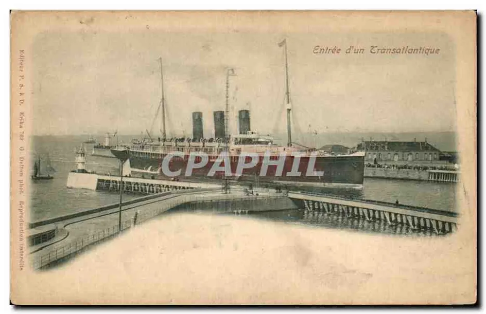 Einfahrt eines Transatlantikers — Blick auf ein großes Dampfschiff mit drei Schornsteinen, das in einen Hafen einfährt — Verlag: Kühler P. & O. (gedruckt auf der Karte) - Vorderseite