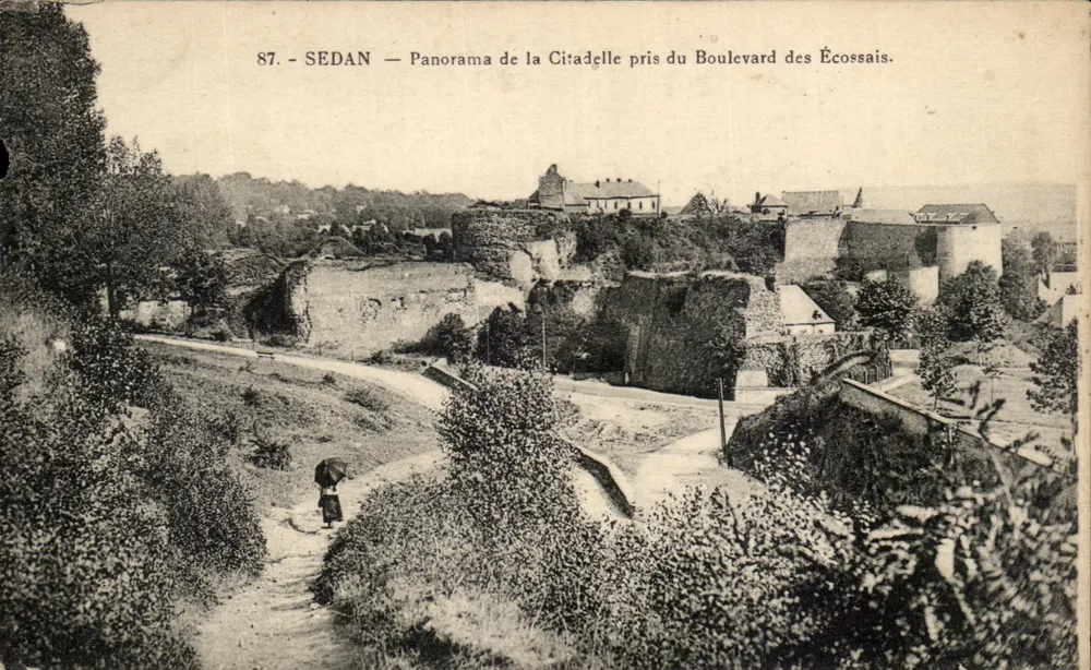Sedan — Panoramablick auf die Festung vom Boulevard des Écossais — Phototypie E. Isabel, Sedan, n°87 - Vorderseite