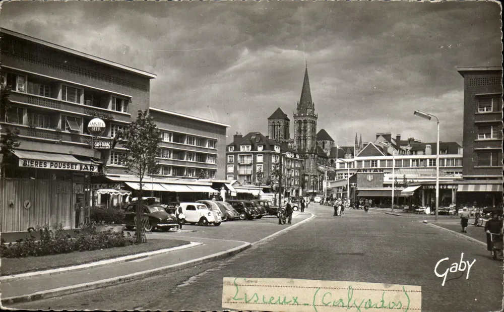 Lisieux (Calvados) — vista da praça com igreja e bar Pousset — Éditions Gaby - Frente