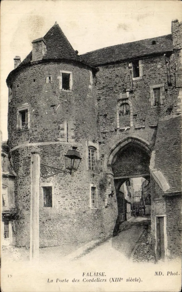Falaise — Die Pforte der Cordeliers (13. Jahrhundert) — ND. Phot. - Vorderseite