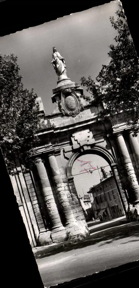 Tarascon (B.-du-R.) — Porta São João, avenida da Close - Frente