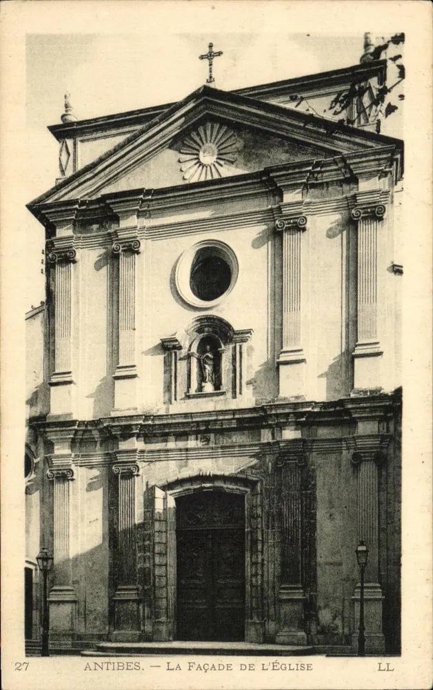 Antibes — A fachada da igreja — LL - Frente