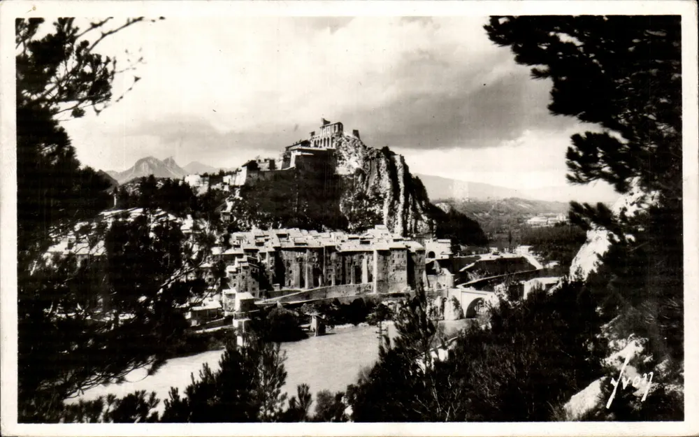 Sisteron (Basses-Alpes) — Ansicht der Durance und der Zitadelle — Éditions d'Art 'YVON', Paris - Vorderseite