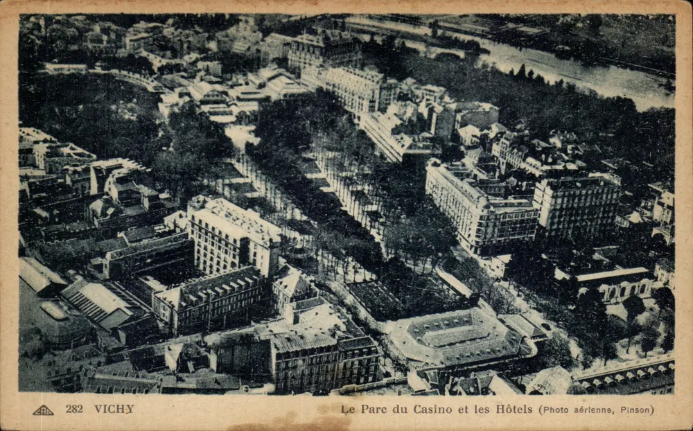 Vichy — Der Park des Casinos und die Hotels — Luftbild, Pinson, Nr. 282 - Vorderseite