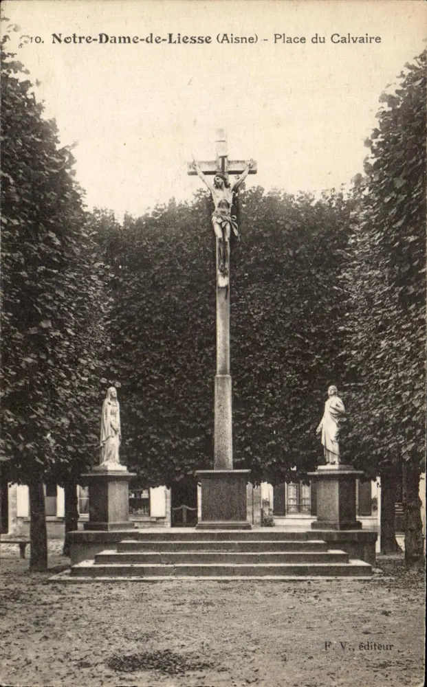 Notre-Dame-de-Liesse (Aisne) - Platz des Calvaire — Kreuz des Calvaire mit Statuen — Verlag F. V. - Vorderseite