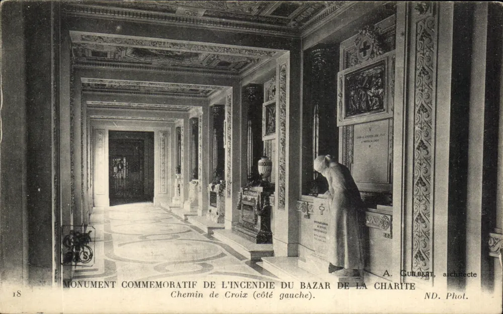 Gedenkmonument des Brandes des Bazar de la Charité — Weg des Lebens (linker Teil) — A. Guilbert, Architekt; ND. Fot. - Vorderseite