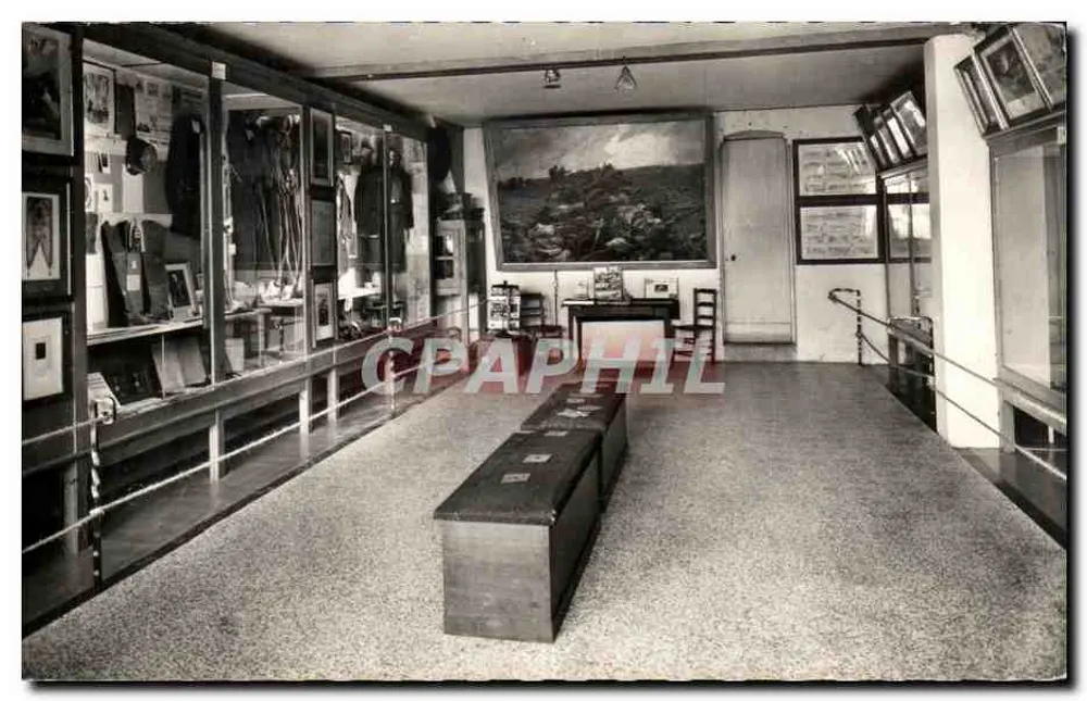 Loigny-la-Bataille — Museum der Zouaves de Charette — Vitrinen und Gemälde von Raymond Desnareux - Vorderseite