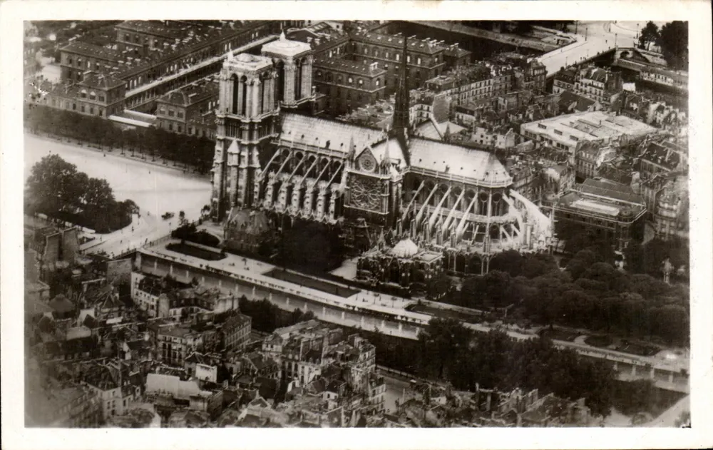 Notre-Dame de Paris — vista aérea — Cliché Cie Aérienne Française - Frente