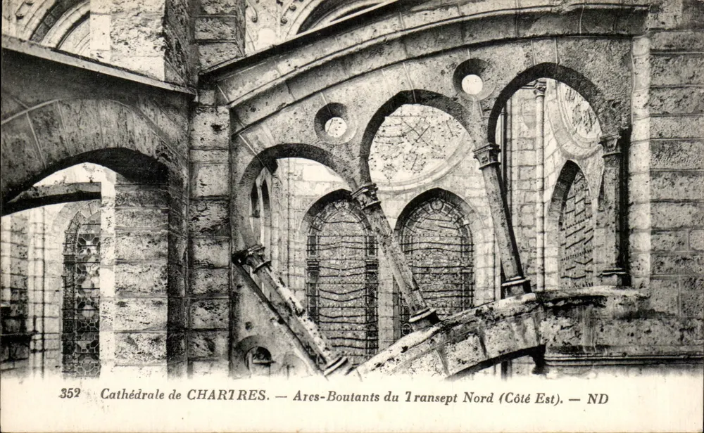 Kathedrale von CHARIRES — Strebwerke des Nordquerschiffs (Ostseite) — ND - Vorderseite