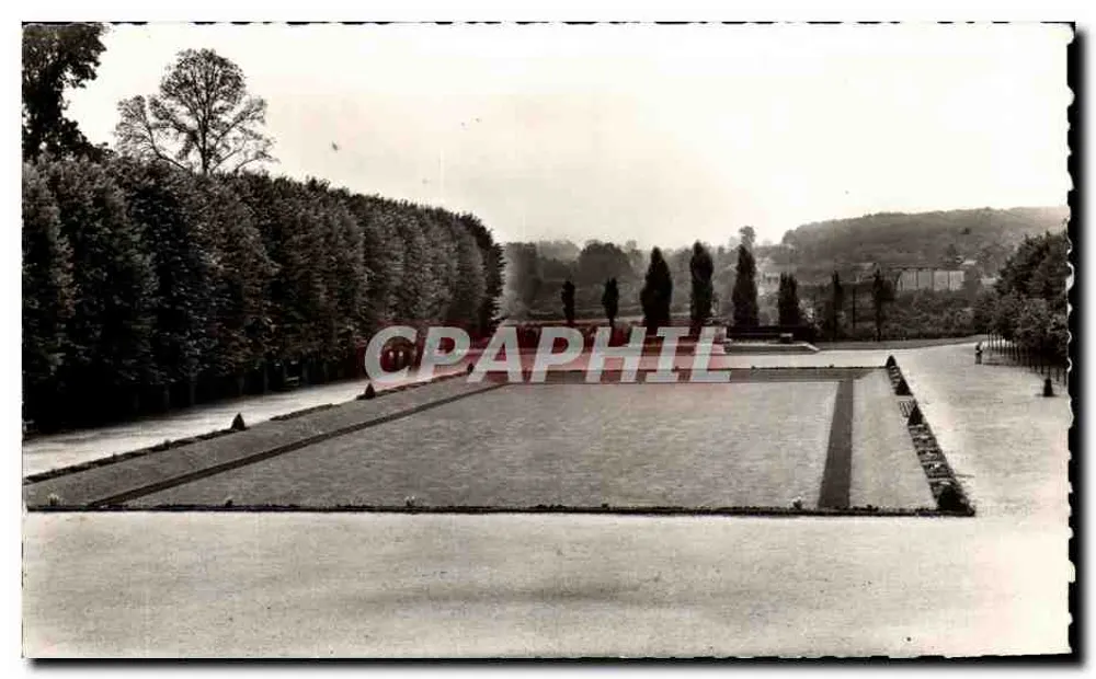 Laigle (Orne) — Denkmal für die Toten 1914-1918 und 1939-1945 und Schlosswiese — Photo au brom. Authentisch - Vorderseite