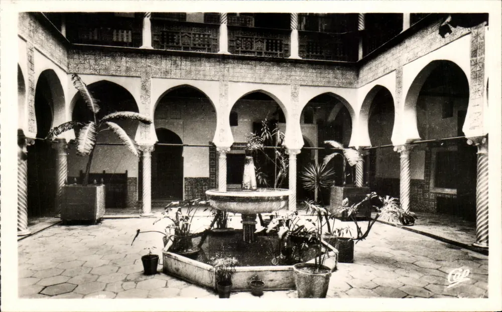 Interior de uma casa mourisca — Argélia — editor C.A.P. Paris, n° 125 - Frente