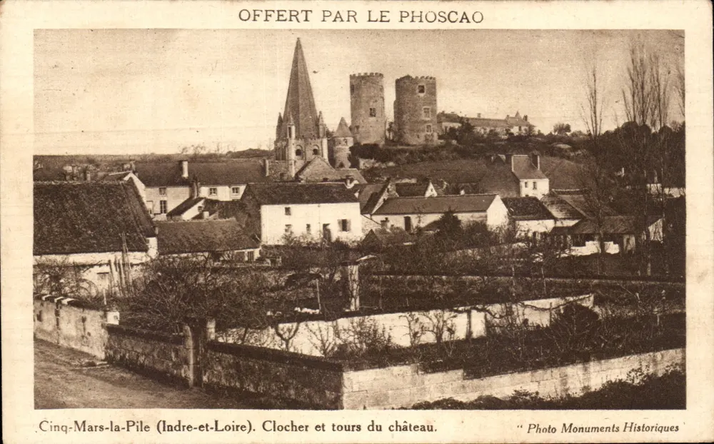 Cinq-Mars-la-Pile (Indre-et-Loire) — Glockenturm und Türme des Schlosses — Photo Monuments Historiques, gespendet von PhoscaO - Vorderseite