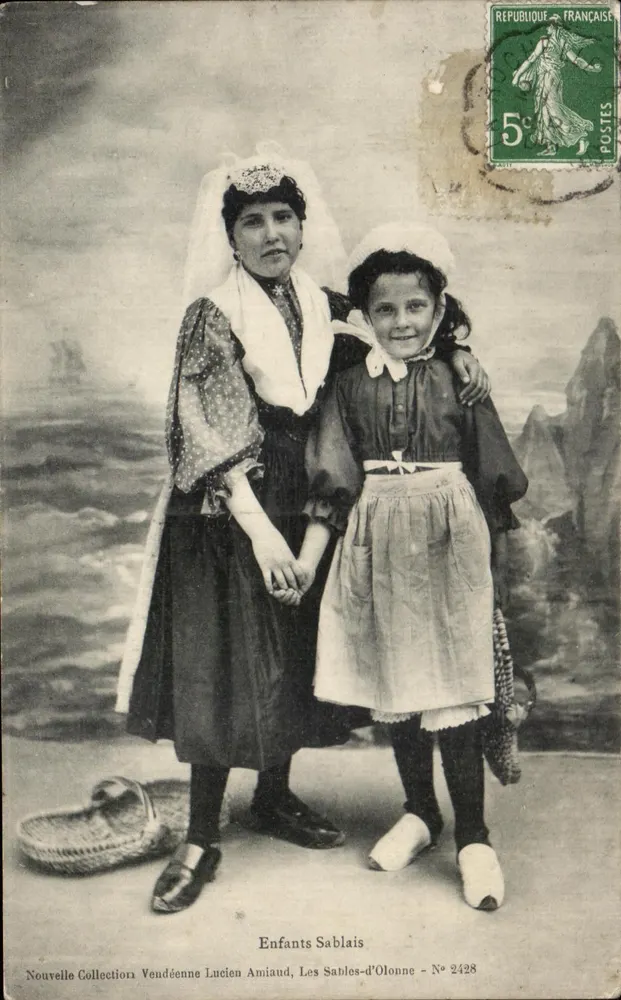 Crianças de Sablais — Les Sables-d'Olonne — Lucien Amiaud, N° 2428 - Frente